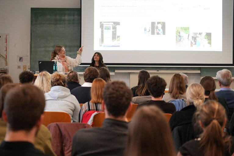 Studierende im Hörsaal stellen Projekte vor