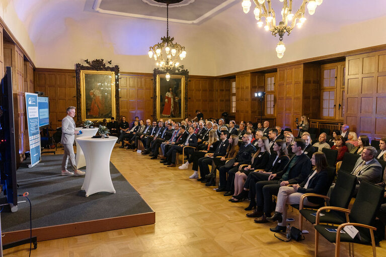 Blick auf die Teilnehmenden im Publikum bei der Preisverleihung im Rathaussaal.