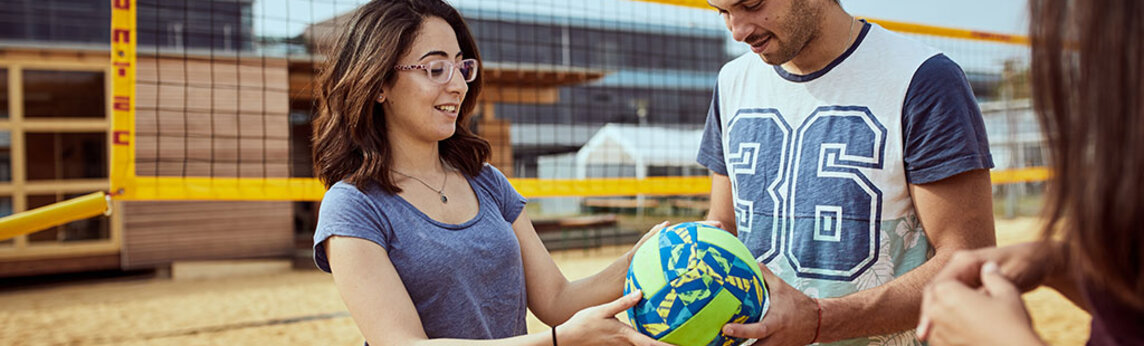  2 Studierende auf dem Multibeach Cort