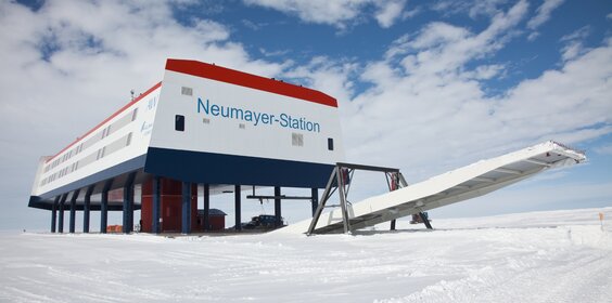 Aussenaufnahmen der Neumayer-Station III Station Exterior Shots of the Neumyer-Station III
