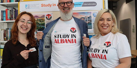 Zum Auslandssemester in Tirana informierten am Stand der albanischen Partnerhochschule v. l. Oljana Haska, Dr. Laurent Borgmann und Tea Tavanxhiu 