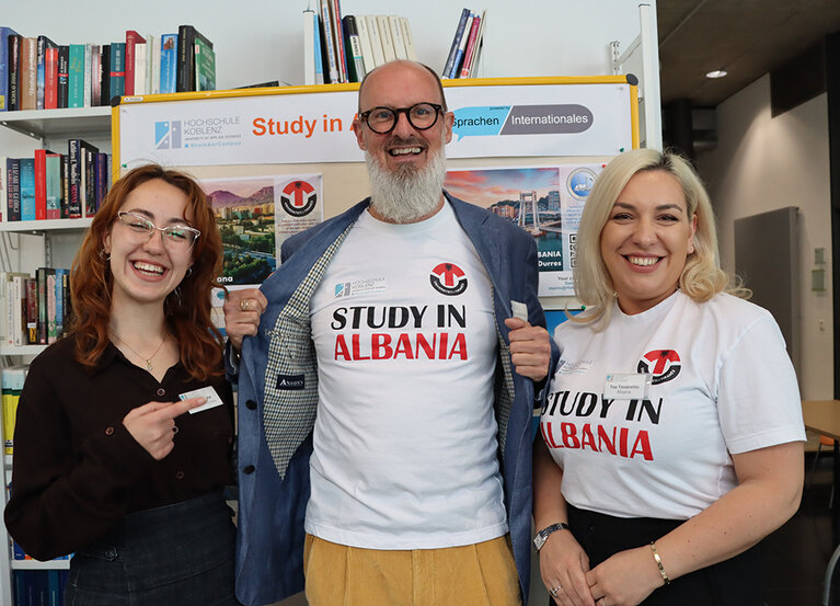 Zum Auslandssemester in Tirana informierten am Stand der albanischen Partnerhochschule v. l. Oljana Haska, Dr. Laurent Borgmann und Tea Tavanxhiu 