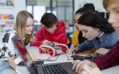 Gruppe von Schülerinnen und Schüler, die technisch arbeiten