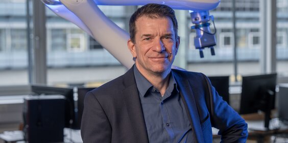 Prof. Dr. Udo Gnasa im Robotiklabor