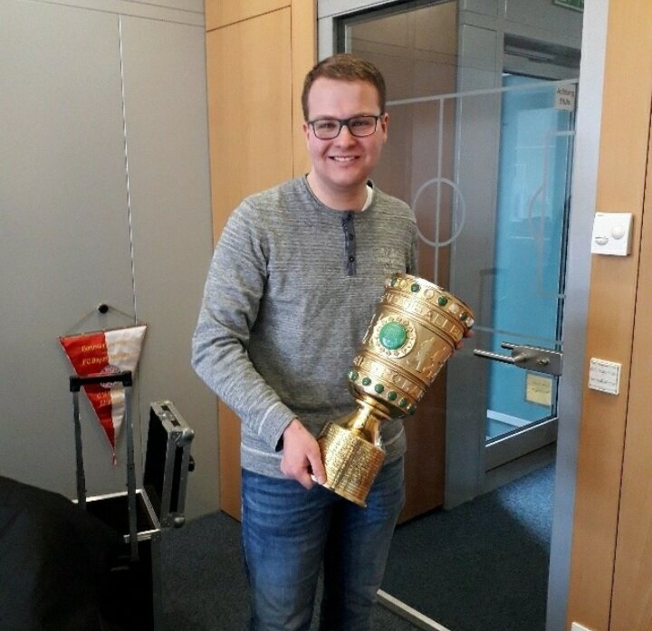 Jonas hält den DFB-Pokal