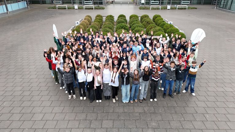 Gruppenbild der Teilnehmenden aus der Vogelperspektive