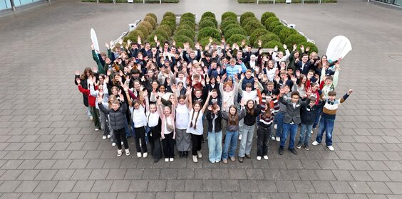 Gruppenbild der Teilnehmenden aus der Vogelperspektive