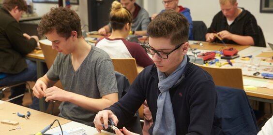 Im Schnupperstudium an der Hochschule Koblenz sitzen Schülerinnen und Schüler in Vorlesungen und arbeiten in den Laboren