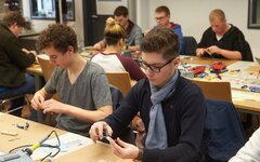 Im Schnupperstudium an der Hochschule Koblenz sitzen Schülerinnen und Schüler in Vorlesungen und arbeiten in den Laboren