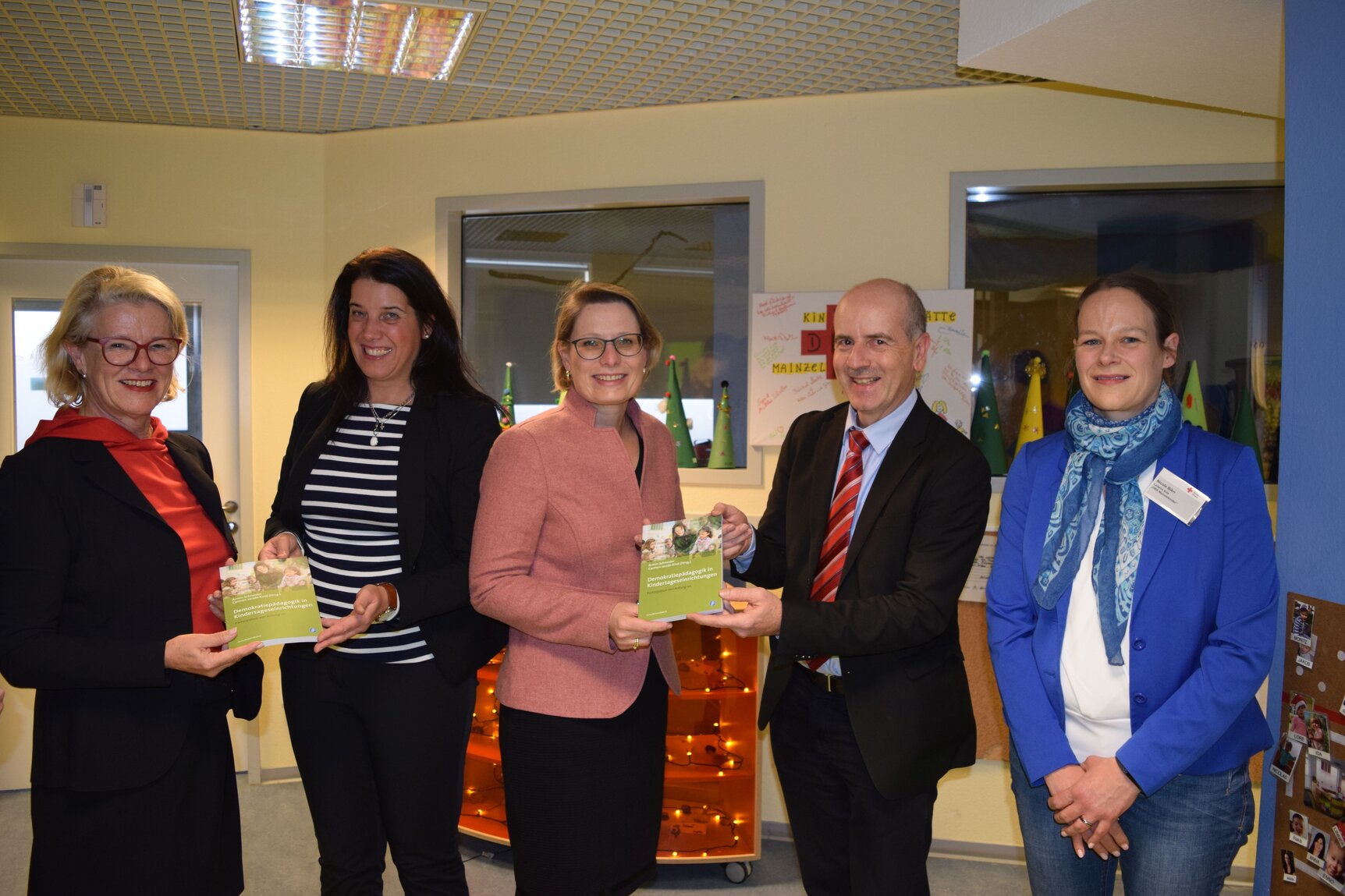 Foto von Astrid Schmitt, Landtagsvizepräsidentin, Carmen Jacobi-Kirst M.A., Leiter einer Kita, Lehrbeauftragte der Hochschule Koblenz,  Dr. Stefanie Hubig, Ministerin für Bildung, Prof. Dr. Armin Schneider, Direktor des IBEB, Nicole Bikri, Leiterin der Kita Mainzelkinder