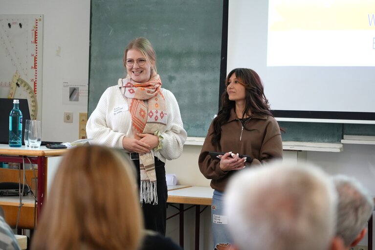 Zwei Studierende bei einer Präsentation