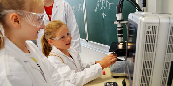 Schüler an einem Mikroskop