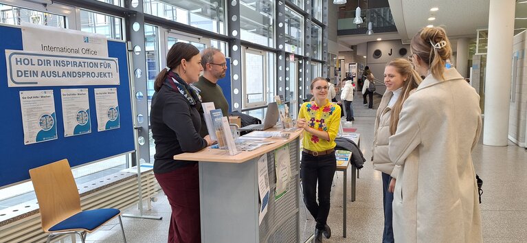 Studierende und Beratungskräfte am Projektstand.